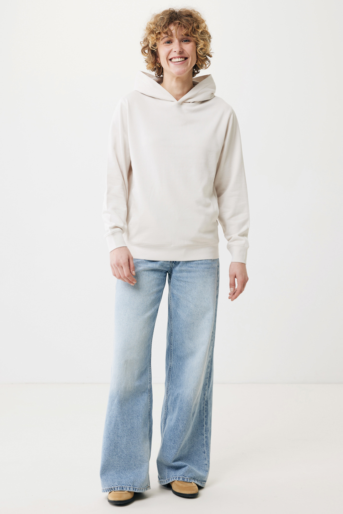 Femme souriante en hoodie beige et jean large