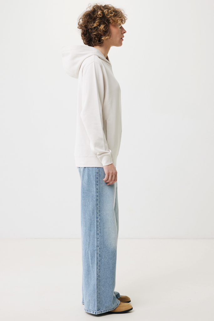 Personne en hoodie beige et jean large
