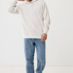 Homme portant hoodie beige et jean bleu
