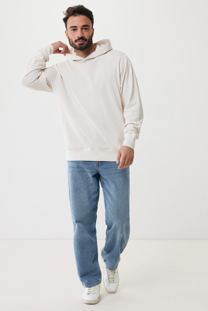 Homme portant hoodie beige et jean bleu