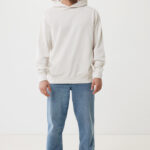 Homme portant hoodie beige et jean bleu
