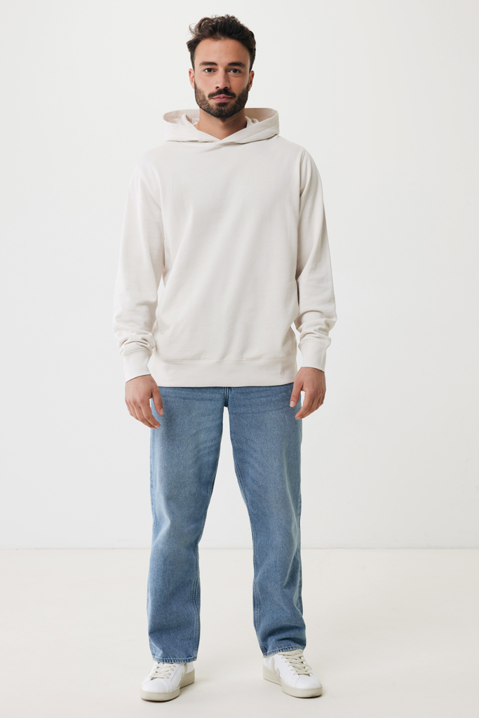 Homme portant hoodie beige et jean bleu