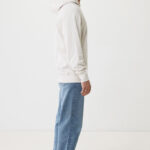 Homme de profil en hoodie beige et jean