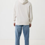 Homme de dos en hoodie beige et jean
