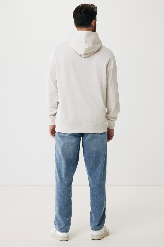 Homme de dos en hoodie beige et jean