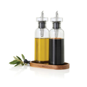 Bouteilles d’huile et vinaigre sur plateau bois
