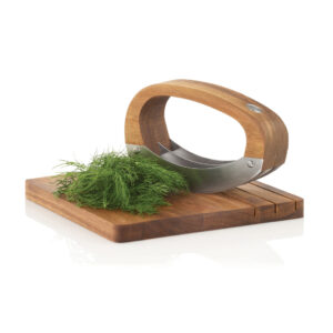 Hachoir mezzaluna avec aneth sur planche en bois