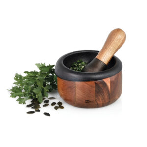 Mortier et pilon en bois avec herbes fraîches