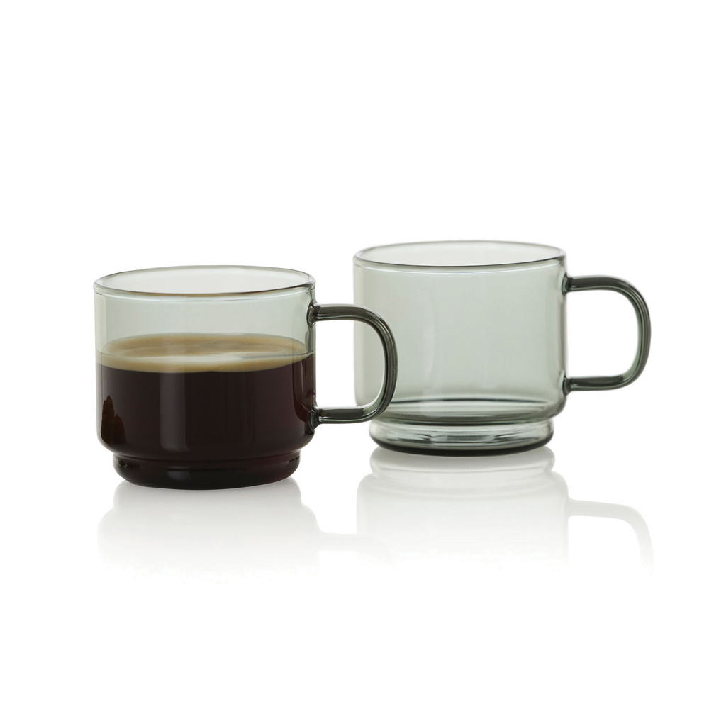 Deux tasses en verre, café et vide