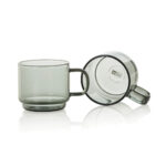 Deux tasses en verre fumé transparent