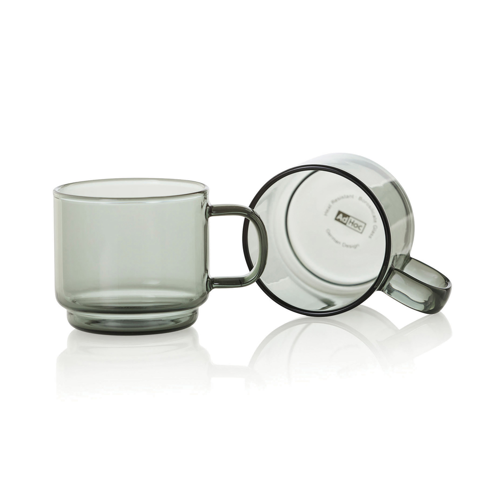 Deux tasses en verre fumé transparent