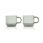 Deux tasses en verre transparent avec anse