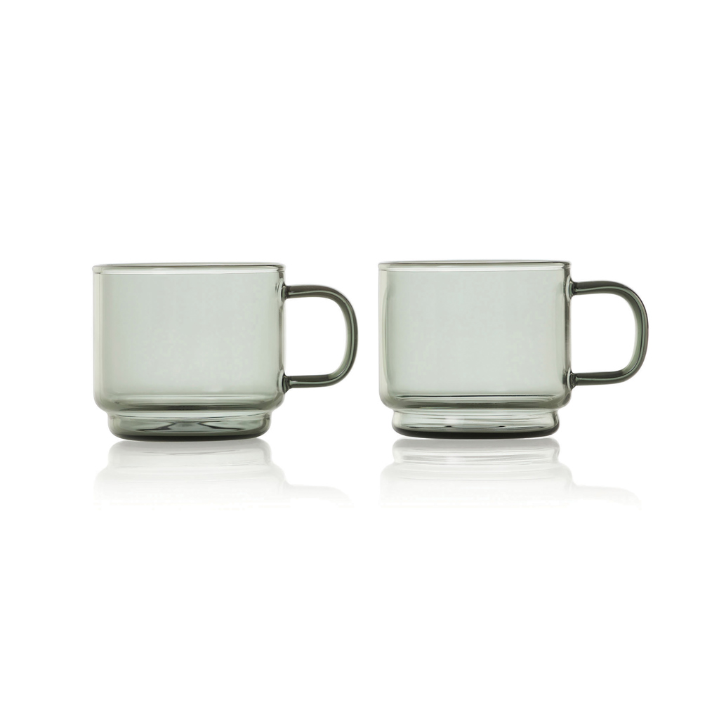 Deux tasses en verre transparent avec anse