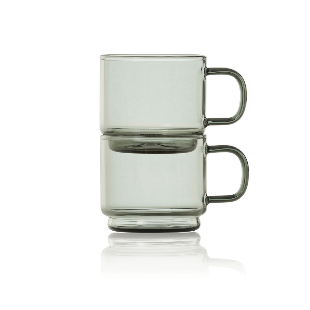 Deux tasses en verre empilées transparentes