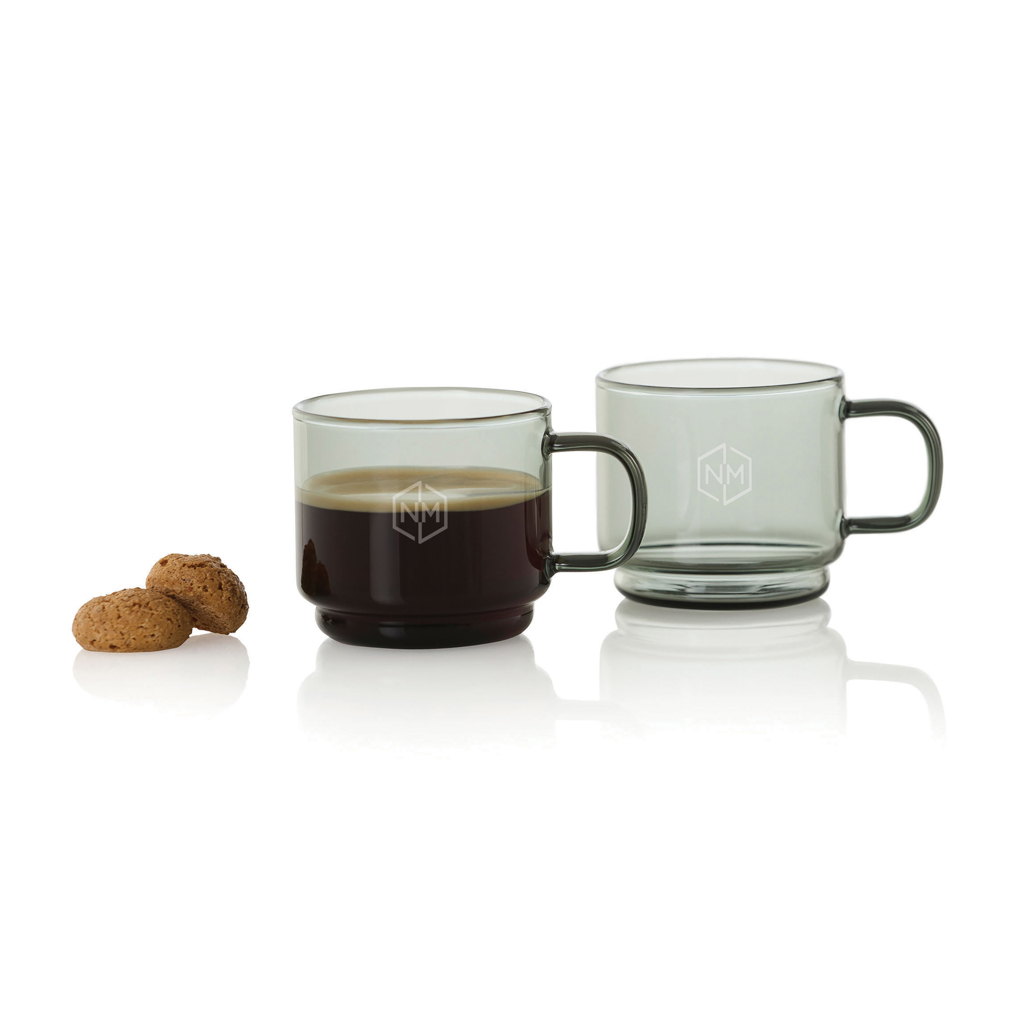 Deux tasses en verre avec café et biscuits
