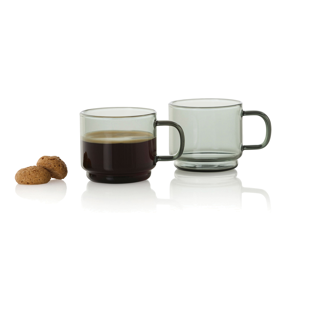 Deux tasses en verre avec café et biscuits