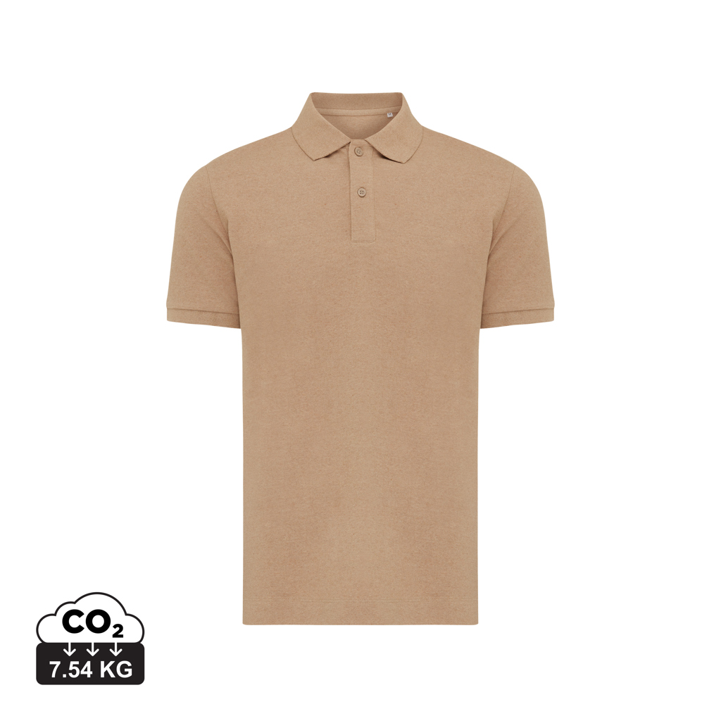Polo beige à manches courtes sur fond blanc