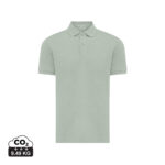 Polo vert sauge manches courtes sur fond blanc