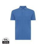 Polo bleu à manches courtes sur fond blanc