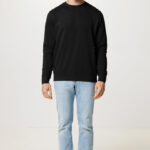 Homme en sweat noir et jean clair