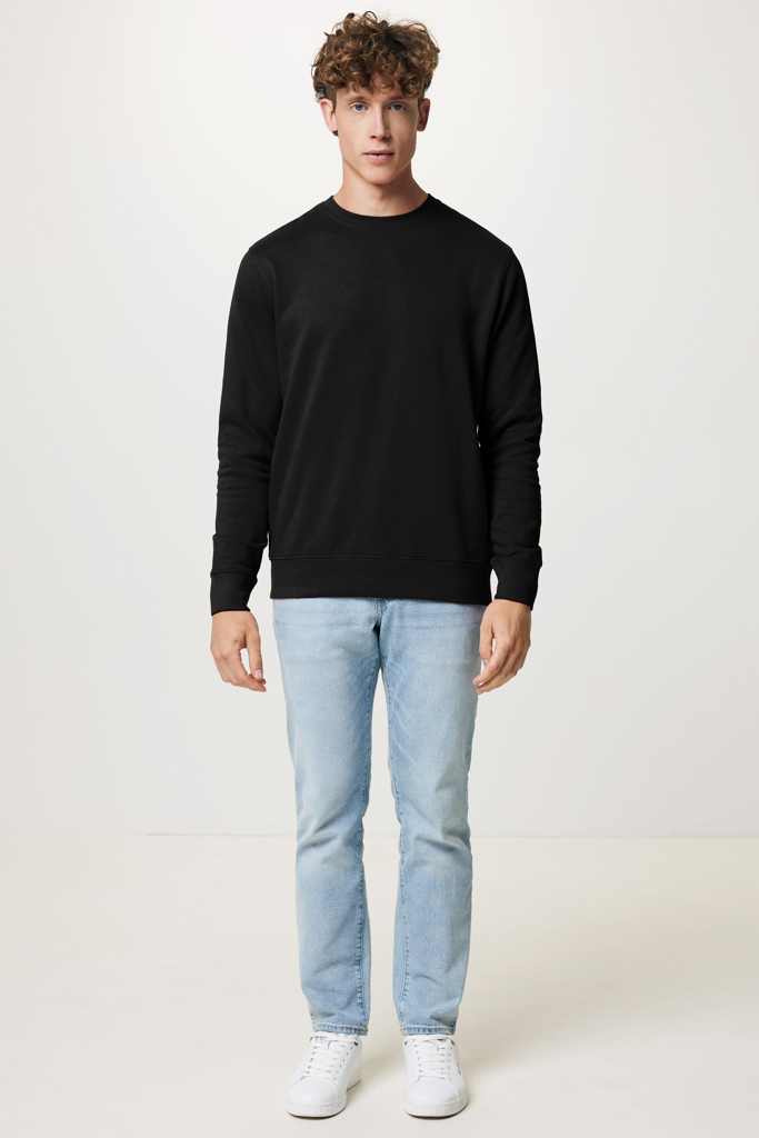 Homme en sweat noir et jean clair