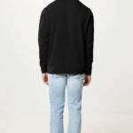 Homme de dos en sweat noir et jean clair