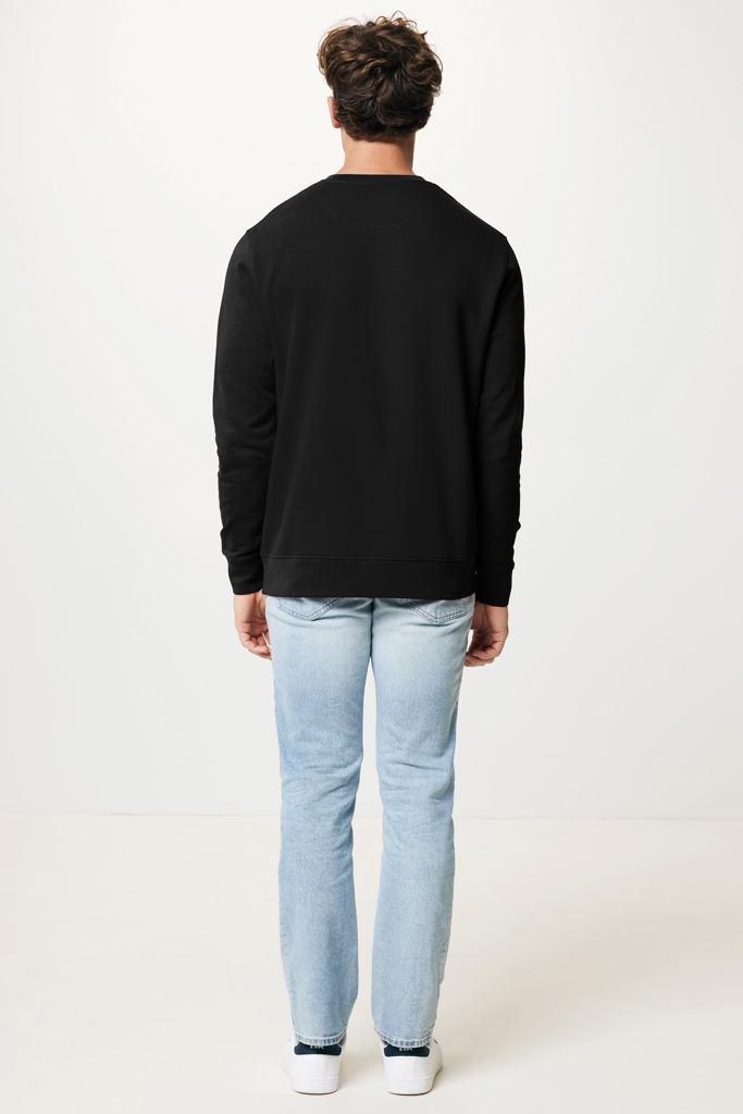 Homme de dos en sweat noir et jean clair
