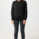 Femme portant sweat noir et jean foncé
