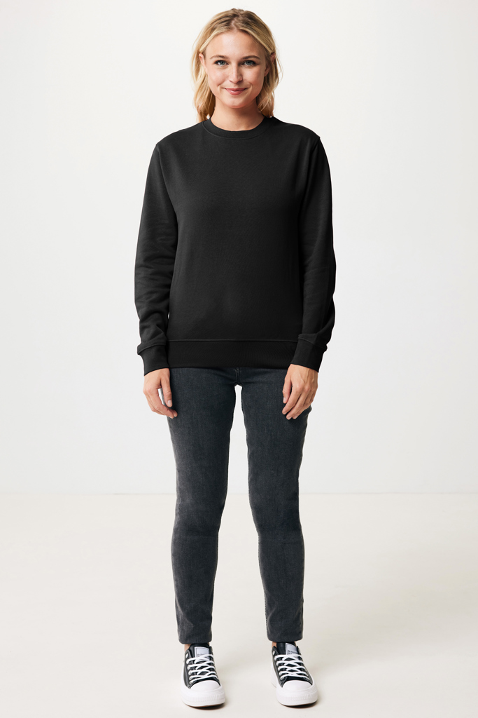 Femme portant sweat noir et jean foncé