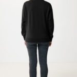 Vue arrière femme sweat noir et jean