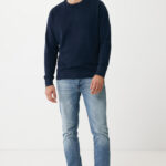Homme en sweat bleu et jean clair
