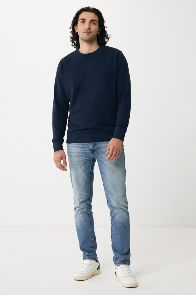 Homme en sweat bleu et jean clair
