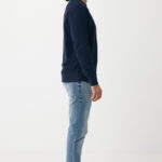 Homme de profil en pull bleu marine et jean clair