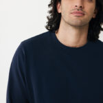 Homme aux cheveux longs portant sweat bleu marine