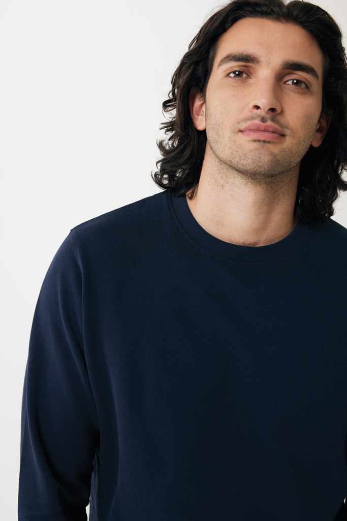 Homme aux cheveux longs portant sweat bleu marine