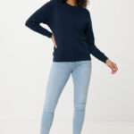 Femme portant sweat bleu marine et jean clair