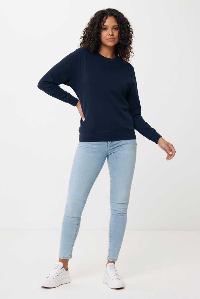 Femme portant sweat bleu marine et jean clair