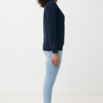 Femme en pull bleu et jean clair