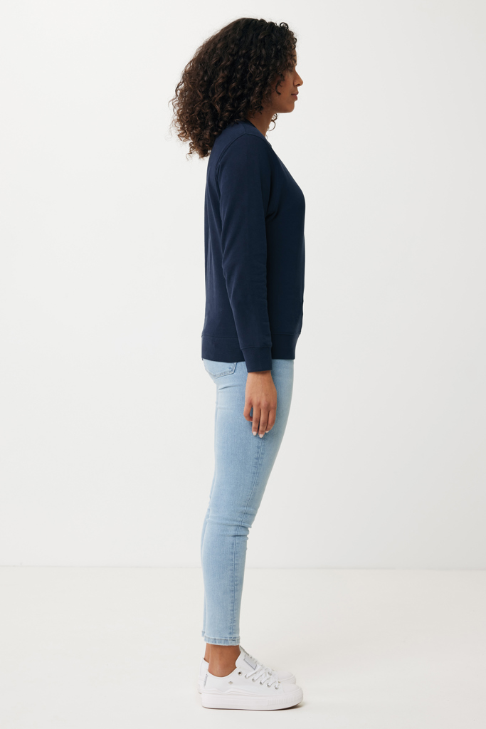 Femme en pull bleu et jean clair