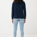 Femme de dos en pull bleu marine