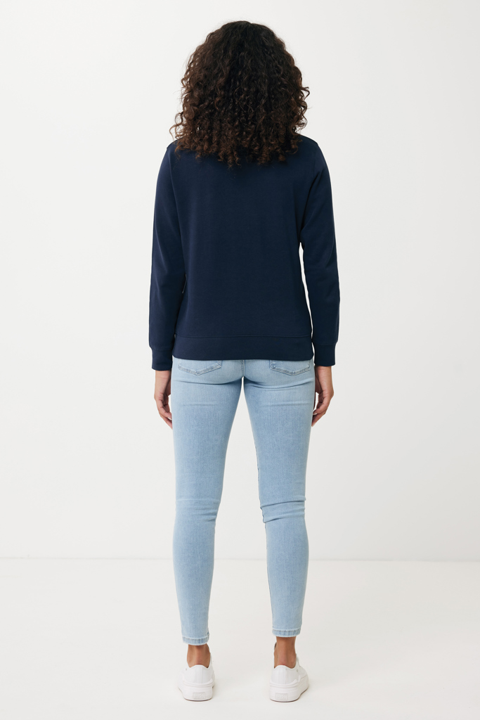 Femme de dos en pull bleu marine