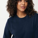 Femme aux cheveux bouclés portant un sweat bleu marine