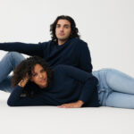Couple allongé en studio, tenues décontractées assorties