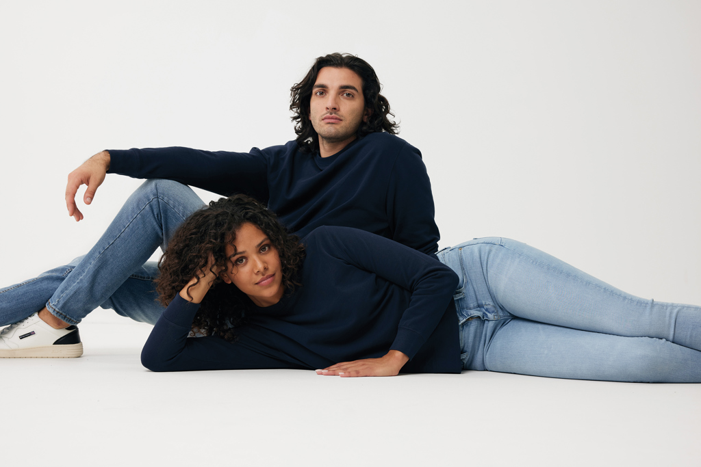 Couple allongé en studio, tenues décontractées assorties
