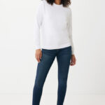 Femme en sweat blanc et jean slim bleu