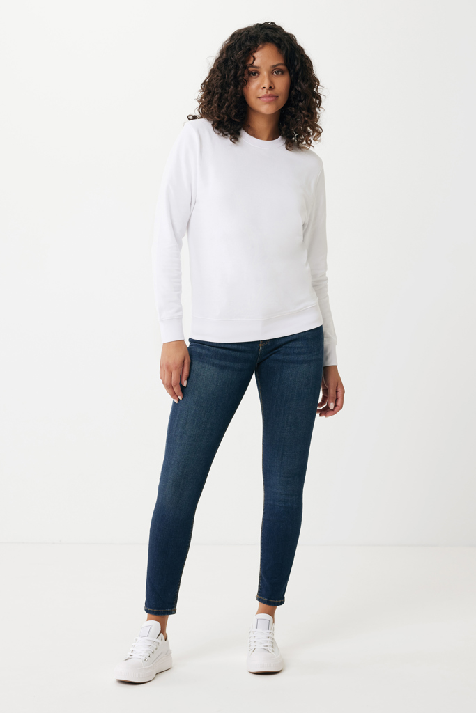 Femme en sweat blanc et jean slim bleu
