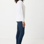 Femme de profil en jean et sweat blanc