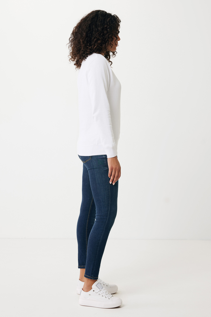 Femme de profil en jean et sweat blanc