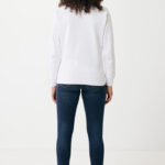 Femme de dos en sweat blanc et jean