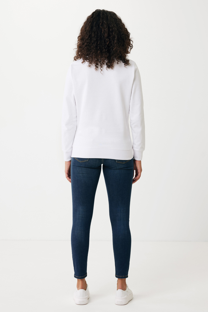Femme de dos en sweat blanc et jean